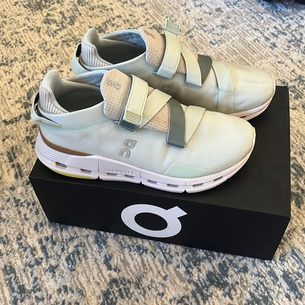 On cloud cloud nova wrap athletic shoes